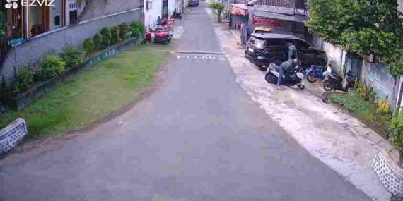 CCTV Rekam Aksi Maling Pecah Kaca Fortuner, Tas Berisi Rp300 Juta Dibawa Kabur