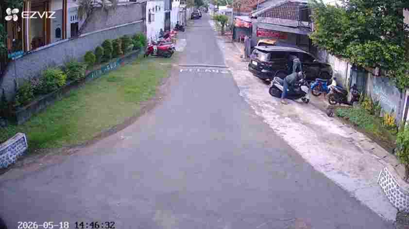cctv-rekam-aksi-maling-pecah-kaca-fortuner,-tas-berisi-rp300-juta-dibawa-kabur