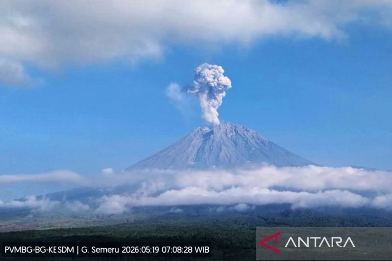 gunung-semeru-erupsi-tiga-kali-dengan-letusan-hingga-1-kilometer