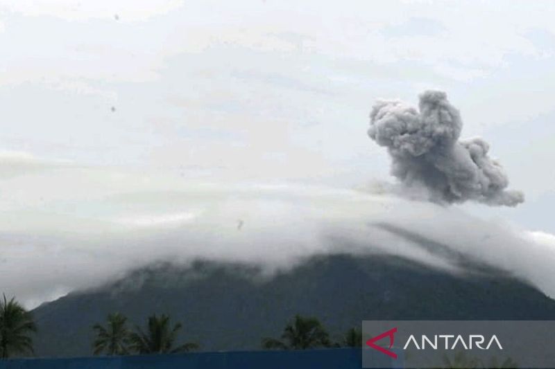 badan-geologi:-gunung-ibu-erupsi-dengan-kolom-abu-setinggi-800-meter