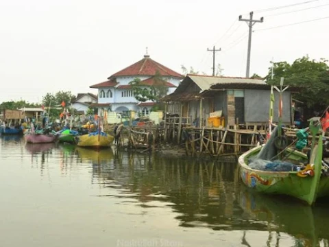 menanti-solar-yang-kian-mahal:-kisah-baim,-nelayan-muda-dari-sarang-yang-bertahan-hidup-di-laut