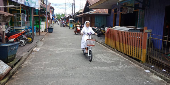 belajar-dari-asmat:-ketika-kendaraan-listrik-jadi-kebutuhan,-bukan-sekadar-tren