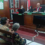 nenek-elina-cerita-tentang-pengusiran,-mengaku-trauma-dan-merugi-miliaran-rupiah