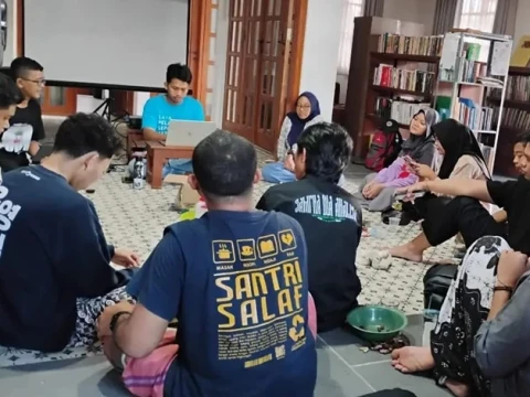 negara-di-ambang-krisis-dan-resesi,-komunitas-di-rembang-dorong-warga-hindari-budaya-konsumtif
