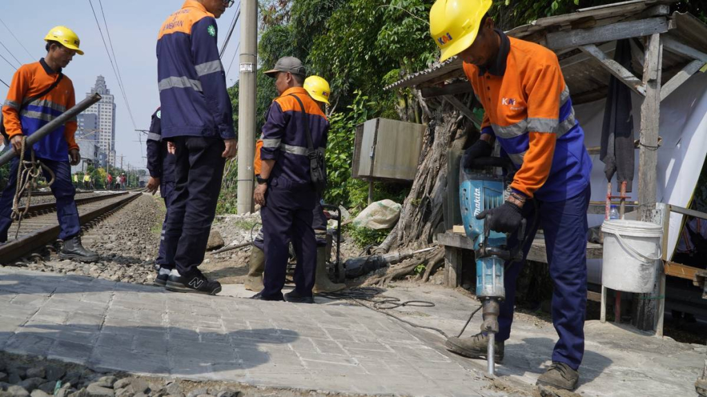 perlintasan-kereta-ditutup,-warga-disuruh-aman-tapi-dipaksa-memutar-kehidupan