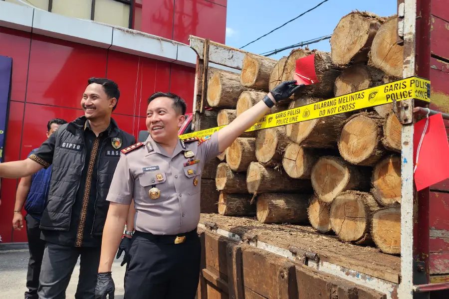 polisi-bongkar-illegal-logging-di-hutan-bojonegoro,-46-batang-kayu-jati-disita