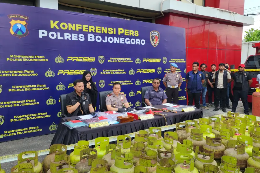 polisi-bongkar-pengoplosan-lpg-3-kg-di-bojonegoro,-ratusan-tabung-gas-diamankan