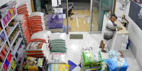 Terekam CCTV, Pria di Bangkalan Babak Belur Usai Curi HP Karyawan Toko
