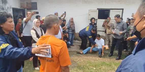 Rekonstruksi Menantu Bunuh Mertua di Mojokerto, Tersangka Peragakan 48 Adegan
