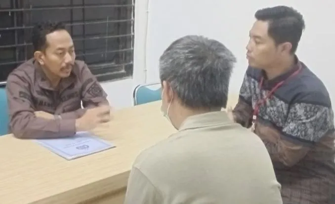 kejari-surabaya-tahan-leng-steven-santoso,-tersangka-dugaan-penipuan-tiket-jepang