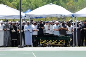 ribuan-warga-gelar-salat-jenazah-untuk-tiga-korban-penembakan-di-masjid-san-diego