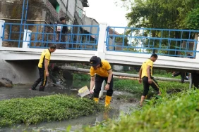 sambut-hut-bhayangkara-ke-80,-polres-bojonegoro-bersihkan-sungai-dukung-indonesia-asri
