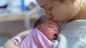 divonis-kritis-sejak-lahir,-bayi-ini-berhasil-bertahan-berkat-perjuangan-sang-bunda