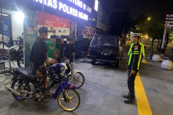 patroli-malam-polres-ngawi-gagalkan-dugaan-balap-liar-di-underpass-kedungglagah