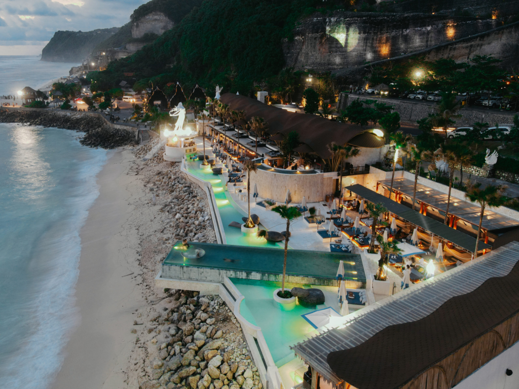 pengalaman-menikmati-sunset-di-beach-club-bali-yang-bikin-liburan-terasa-lebih-spesial