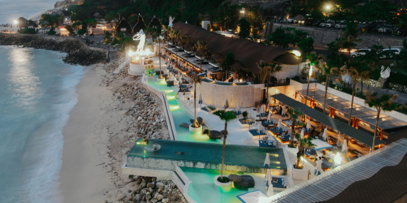 pengalaman-menikmati-sunset-di-beach-club-bali-yang-bikin-liburan-terasa-lebih-spesial