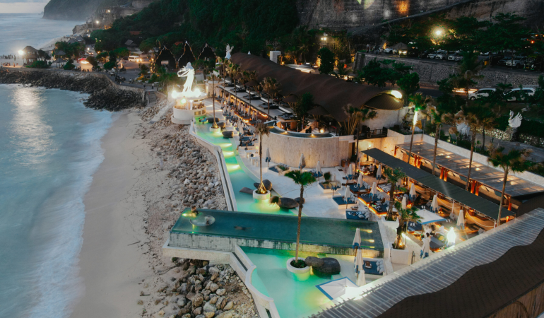 pengalaman-menikmati-sunset-di-beach-club-bali-yang-bikin-liburan-terasa-lebih-spesial