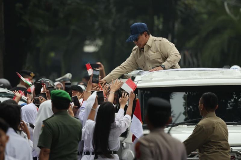 presiden-prabowo-diserbu-permintaan-foto-saat-tiba-di-bandung