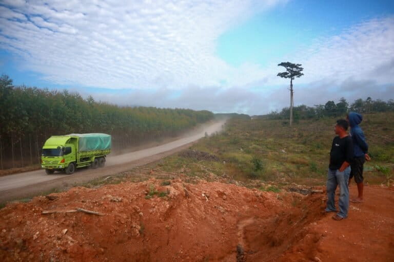 konflik-agraria-dengan-grup-sinar-mas,-lebih-800-warga-bukit-bakar-terisolasi