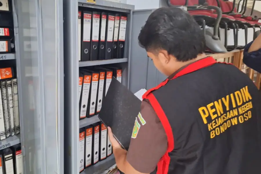 kejari-bondowoso-geledah-kantor-kesra-dan-mdta-terkait-dugaan-korupsi-dana-hibah-rp4,8-miliar