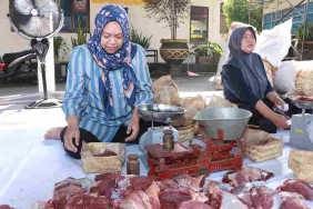sembelih-22-sapi-dan-73-kambing,-polres-malang-kemas-daging-kurban-pakai-besek-bambu