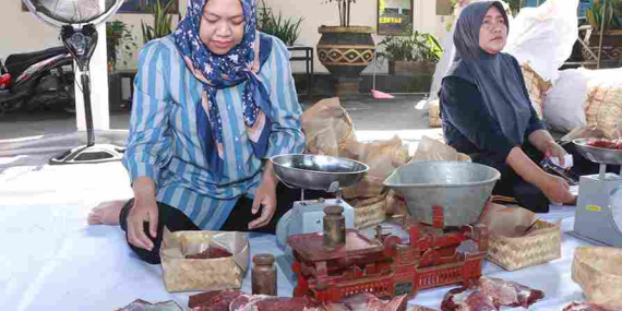 Sembelih 22 Sapi dan 73 Kambing, Polres Malang Kemas Daging Kurban Pakai Besek Bambu