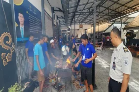 lapas-banyuwangi-potong-12-hewan-kurban,-warga-binaan-nyate-bareng