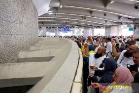 jamaah-haji-melaksanakan-ibadah-lempar-jumrah-di-mina