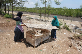cerita-di-bulan-mei,-dari-danau-batur-sampai-teluk-weda
