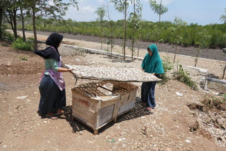 cerita-di-bulan-mei,-dari-danau-batur-sampai-teluk-weda