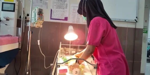 Bayi Perempuan Ditemukan di Pinggir Sawah Kediri, Dirawat Intensif di RSUD SLG