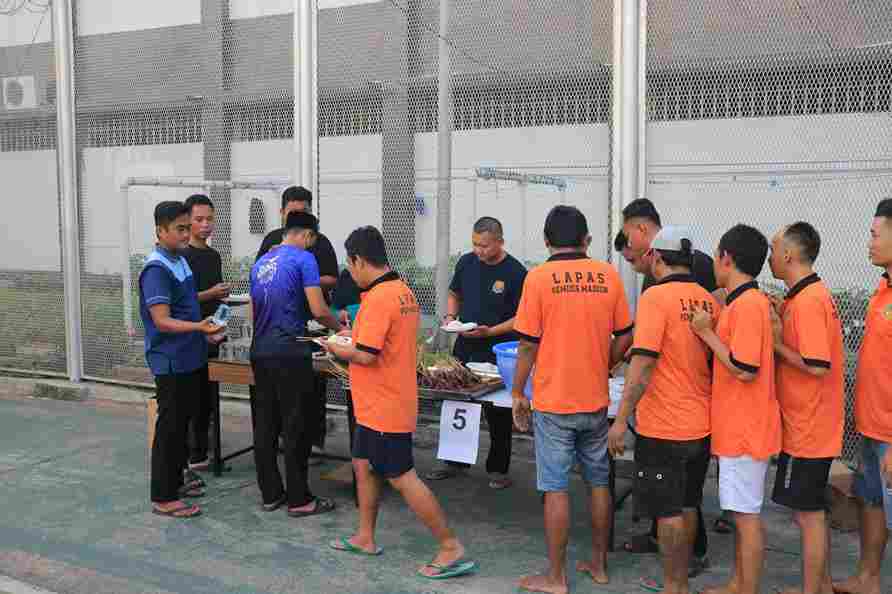 momen-kebersaaan-di-lapas-pemuda-madiun,-warga-binaan-nikmati-sate-bersama