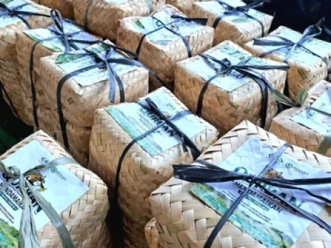 lazisnu-terus-dorong-kurban-ramah-lingkungan-dengan-besek-dan-daun