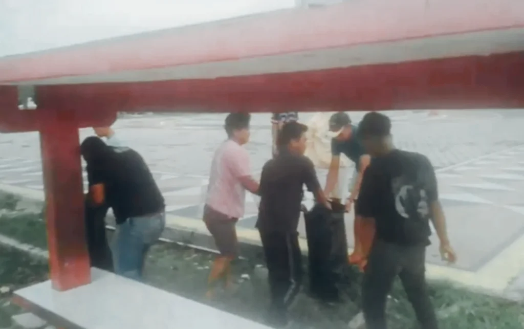 viral-pesta-miras-live-tiktok,-18-pemuda-bawean-dihukum-bersih-bersih-alun-alun