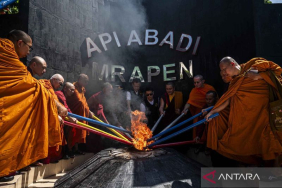 puluhan-biksu-ikuti-prosesi-pengambilan-api-dharma-waisak-di-sumber-api-abadi-mrapen