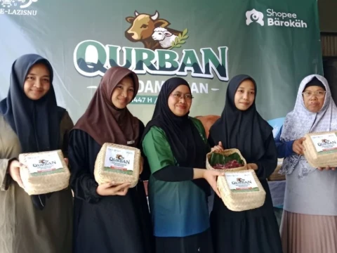 dapat-daging-kurban-lazisnu,-warga-dan-santri-almanar-azhari-olah-jadi-sup,-sate-hingga-dendeng