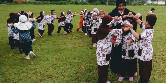 sliduran,-permainan-tradisional-dari-jawa-tengah-yang-mirip-dengan-ular-naga