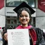 momen-haru-mutiara-baswedan-wisuda-s2-harvard-sambil-gendong-anak-ke-atas-panggung