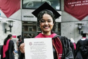 momen-haru-mutiara-baswedan-wisuda-s2-harvard-sambil-gendong-anak-ke-atas-panggung