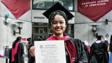 momen-haru-mutiara-baswedan-wisuda-s2-harvard-sambil-gendong-anak-ke-atas-panggung