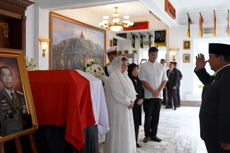 presiden-beri-penghormatan-terakhir-untuk-ryamizard-ryacudu