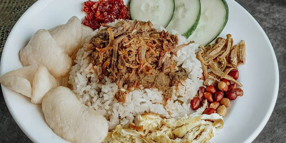 nasi-gemuk,-makanan-tradisional-khas-dari-jambi-yang-penuh-dengan-berbagai-isian