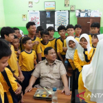 di-smpn-111-jakarta,-prabowo-santap-mbg-bersama-para-siswa