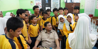 di-smpn-111-jakarta,-prabowo-santap-mbg-bersama-para-siswa