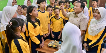 prabowo-bernyanyi-“hymne-guru”-bersama-siswa-saat-cek-mbg-di-smpn-111