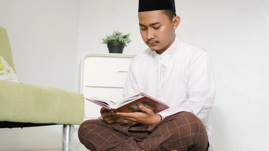 kajian-hadits-amalan-setelah-shalat-jumat:-membaca-al-fatihah-dan-3-qul-tujuh-kali