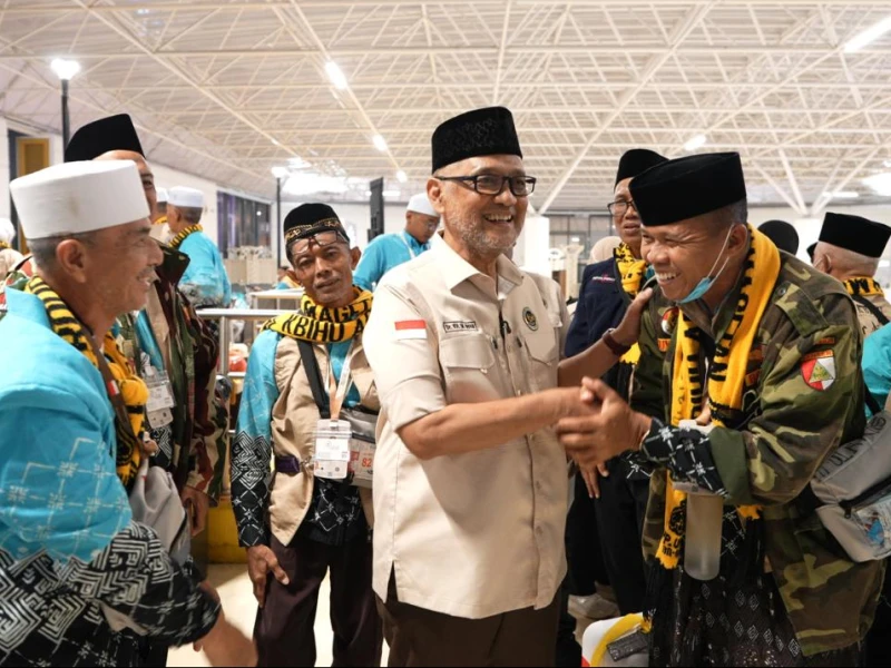 menhaj-sapa-jemaah-sub-21-di-jeddah,-pastikan-amanah-presiden-terwujud-dalam-layanan-haji