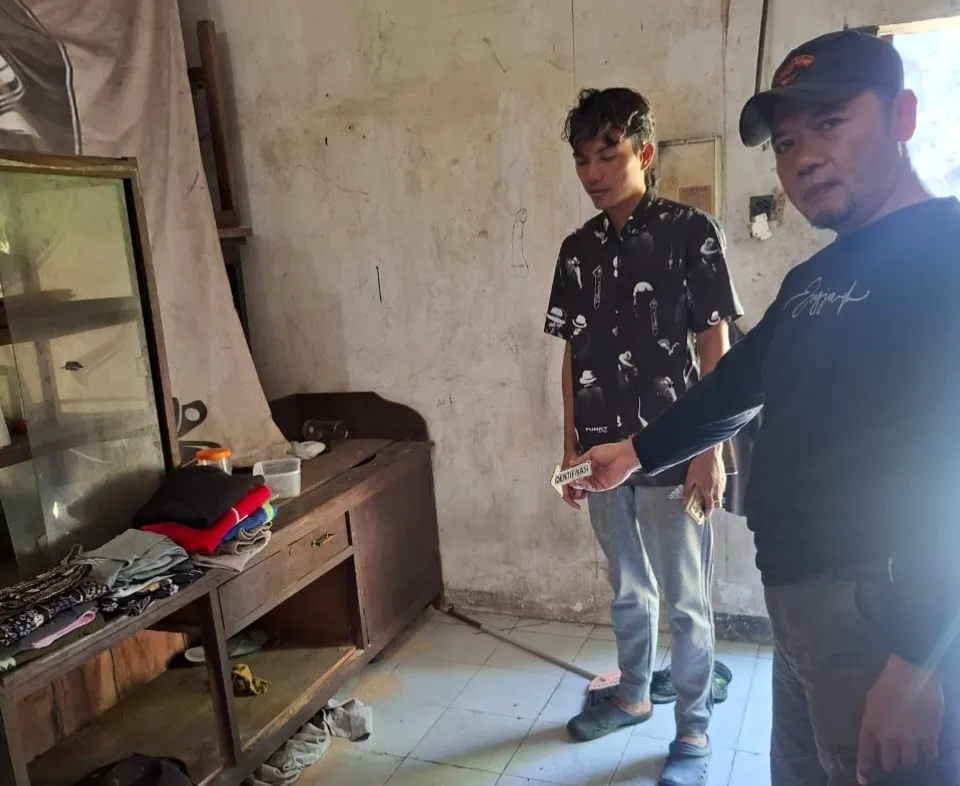 aksi-curanmor-di-manyar-gresik-terbongkar,-motor-rp25-juta-disembunyikan-dalam-kamar-kos