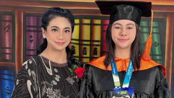 penuh-haru,-siti-kdi-dapat-hadiah-tak-terduga-dari-putrinya-elif-saat-kelulusan-sd