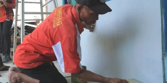 Ketika Narapidana Lapas Blitar Turun Tangan Bedah Rumah Warga Miskin